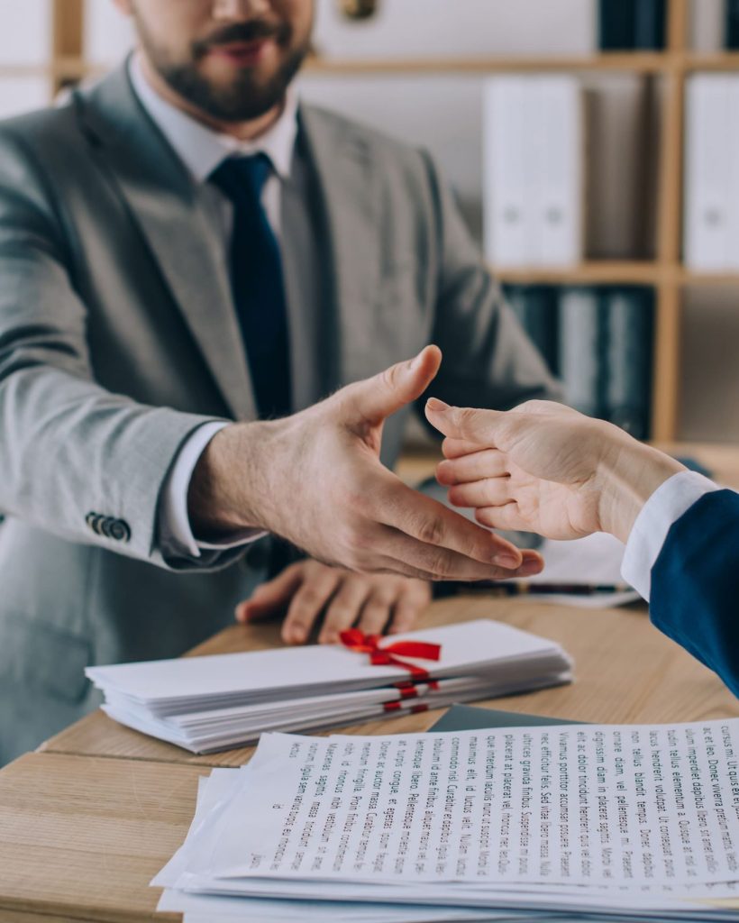 Asesoría dando la mano a un cliente